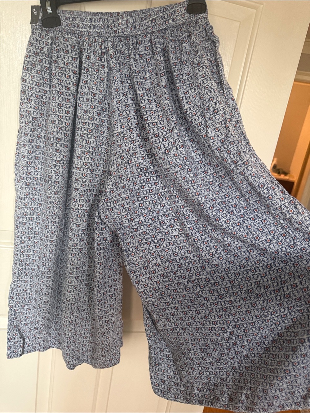 Abercrombie & Fitch Blue Patterned Elastic Waist culottes w/ pockets- Small - Picture 3 of 10